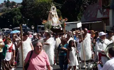 Otro instante de la procesión por la calles de El Paraíso.