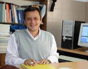  Cristi&aacute;n Valencia, en su despacho.