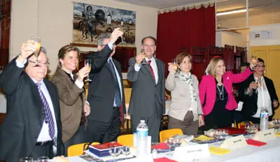 La inauguración del centro y la firma del acuerdo se celebraron con un brindis y una paella.