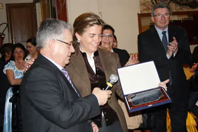 Victoria Cristóbal recibió una placa de reconocimiento.
