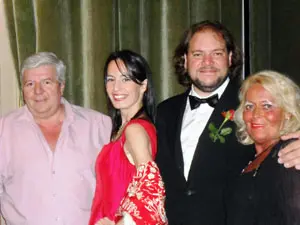 Guillermo Pedraza y María Aurelia Pascual Orejana, secretario y vicepresidenta, respectivamente, junto a dos de los intérpretes.