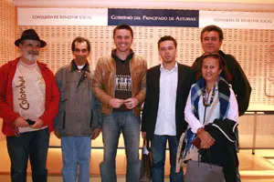  Los responsables del programa, con los tres refugiados colombianos. 