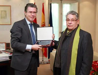 Granados muestra la placa que le entregó Luis Iglesias.  