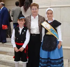  La viceconsejera de Emigración, Teresa Ordiz, durante una de sus últimas visitas al Centro Asturiano de Alicante.