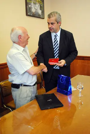  L&oacute;pez Dobarro y Adonis Pamp&iacute;n se saludan durante el encuentro. 