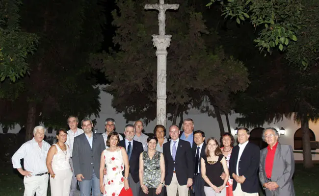  Camba con dirigentes de la colectividad ante el cruceiro del Estadio Español.