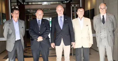  El secretario xeral, acompa&ntilde;ado de la junta directiva del &lsquo;Centro Galicia&rsquo;.