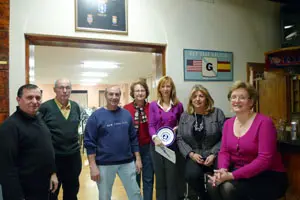  Marta Gonz&aacute;lez, con la directiva de la Casa de Galicia de Nueva York, durante su visita a la sede de la entidad.