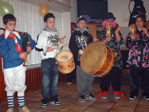  &lsquo;Os Pequerrechos&rsquo; tocando en la fiesta de Carnaval.