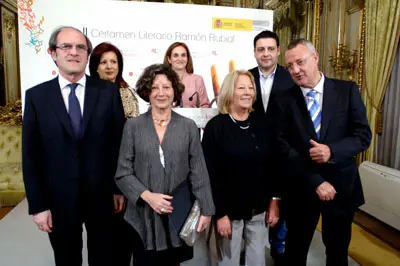 &Aacute;ngel Gabilondo, Pilar Pin, Jimena Sanclemente, Pedro Blanco y Jes&uacute;s Caldera, junto a las dos premiadas.