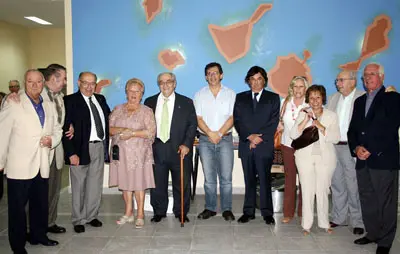 El presidente del Club Archipiélago Canario posa junto a los presidentes y representantes de asociaciones españolas presentes, antes del almuerzo.
