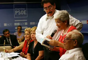 Mª Consuelo Bermúdez lee dos poemas de Rosalía, asistida por Martín Coria.