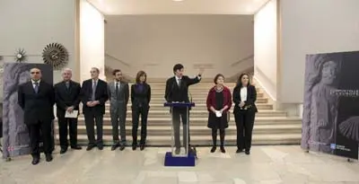  Un momento de la inauguraci&oacute;n de la muestra.
