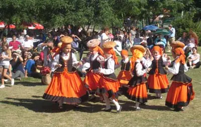  Actuaci&oacute;n del grupo de baile del centro, integrado por ni&ntilde;as.