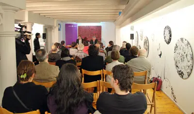  Un momento de la conferencia de V&aacute;zquez en la sala Sargadelos. 