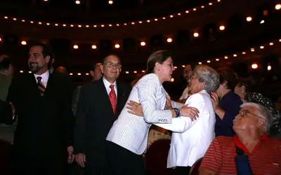  Dolores de Cospedal saluda a los asistentes a su llegada al Congreso.