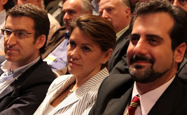  El nuevo presidente del PP en Argentina, Fernando L&oacute;pez Pereira, junto a De Cospedal y Feij&oacute;o, durante el congreso.