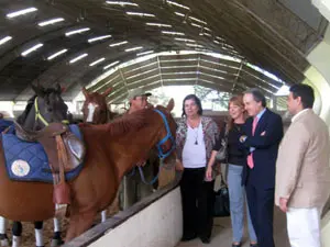 La viceconsejera, junto al director de deportes, Álvaro Pérez, en la visita a la escuela de equitación.