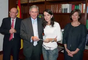  Un momento de la entrega de becas.