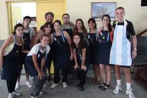 Los jóvenes del Viaje a las Raíces, ejercieron de camareros.