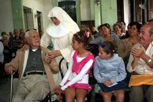  ‘Constante’ recibe como presente la Virgen de la Ancianidad. 