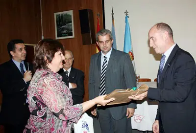  Directivos de Casa Galicia entregan un presente al secretario xeral.