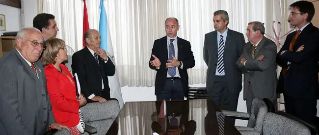 Santiago Camba, acompa&ntilde;ado por Alejandro L&oacute;pez Dobarro, junto a directivos de la Casa de Galicia de C&oacute;rdoba.