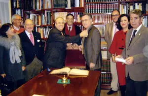 José García recibiendo la insignia de plata del Centro Gallego de Santander.