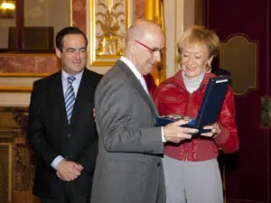 Duran i Lleida recibe la condecoración de manos de la vicepresidenta De la Vega.