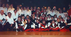  Foto de familia de los grupos de la Sociedad Galega Sementeira que participaron en la &lsquo;Cea da Irmandade&rsquo;.