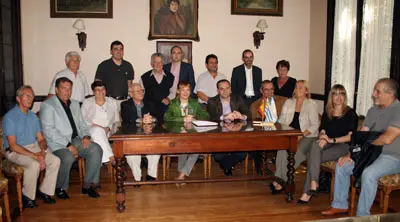 Pajín, y el resto de los socialistas llegados desde España, con la directiva de Centro Gallego, el ex ministro de Exteriores Reinaldo Gargano, y el secretario general del Partido Socialista Lalo Fernández.