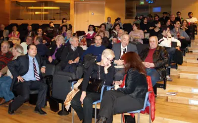 Hubo bastantes personas mayores interesadas, entre los estudiantes.
