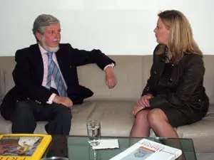 El embajador Manuel Abaldart recibió a la consejera Pilar del Olmo.