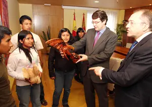 Alfonso Fernández Mañueco y Félix Colsa, con el grupo de jóvenes de la comunidad Naso Teribe de Panamá.