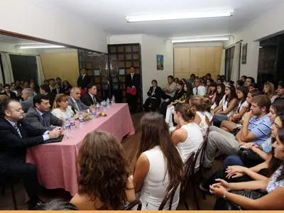 Carrasco y el resto de la delegación leonesa, durante el encuentro con los jóvenes.