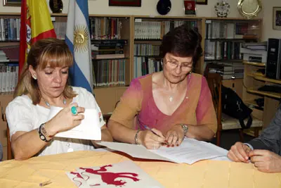Elena Salva, presidenta del centro de Tres Lomas, firma un protocolo de colaboración con la presidenta de la Diputación.