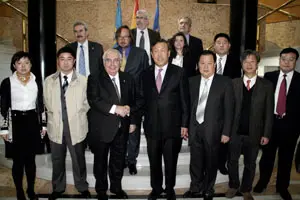  Los dirigentes del Gobierno del Principado y la delegación china posan para los fotógrafos. 
