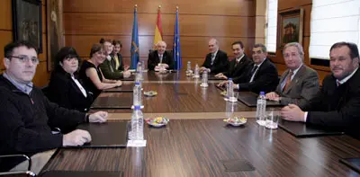  Vicente Álvarez Areces, durante su reunión con los miembros de la junta directiva de la FICA.