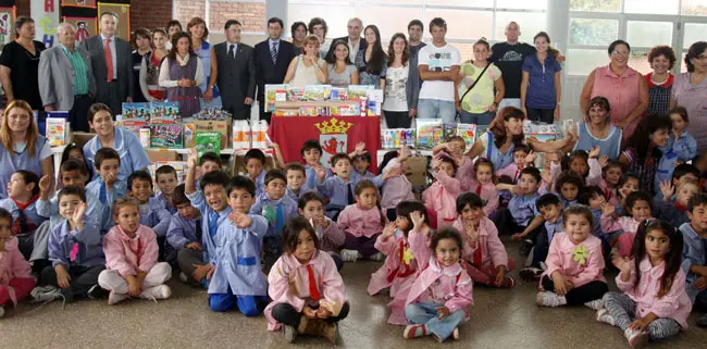  Isabel Carrasco, al frente de la delegaci&oacute;n de Le&oacute;n, posa con los alumnos y personal de la Escuela de Castilla y Le&oacute;n de Mar del Plata. 
