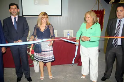 Carrasco corta las cintas de reinauguración, junto a la presidenta de la casa, Alicia Vega Balcarce.