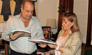Lombardi y Carrasco intercambiaron regalos.