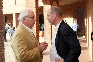  Santiago Camba conversa con el presidente del Centro Galicia de Montevideo, durante su reciente visita a Uruguay.