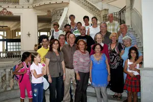  Icelda Tamayo &ndash;en el centro&ndash;, con la Junta Directiva de &lsquo;Hijos de Lal&iacute;n&rsquo; en el Centro Gallego de La Habana.