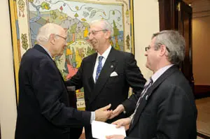  El presidente de honor de &lsquo;Amigos de los Pazos&rsquo; &ndash;en el centro&ndash; invit&oacute; a los asistentes a visitar este a&ntilde;o Galicia.