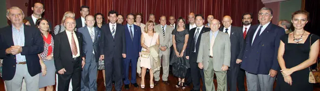  Isabel Carrasco, y el resto de la delegaci&oacute;n leonesa, posa junto a los miembros de Acyle y otros dirigentes presentes en el encuentro.