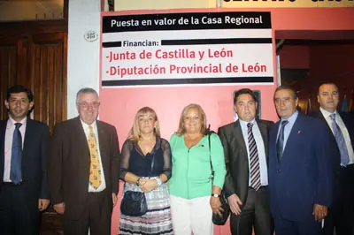 La presidenta de la Diputación de León, Isabel Carrasco, y demás dirigentes ante la nueva placa del reinaugurado Centro de La Plata.