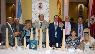 La delegación regaló un juego de bolos al Centro Región Leonesa.