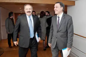  El conselleiro Varela es recibido por Ram&oacute;n Villares a su llegada al Consello de Comunidades. 