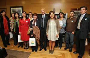  Beatriz Mato posa junto a los miembros de la delegaci&oacute;n de Antioqu&iacute;a que le visitaron.