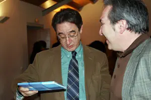 El hijo de D&iacute;az Pardo charla con el director de la Fundaci&oacute;n Luis Seoane, Alberto Ruiz de Samaniego.